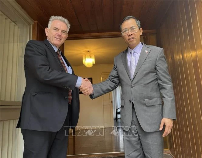 Vietnamese Ambassador to Australia Pham Hung Tam (R) and visiting President of the Australia-Vietnam Friendship Society (AVFS) Kim Sampson at their meeting in Canberra on July 31. (Photo: VNA)