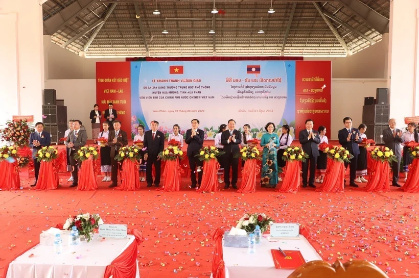 Delegates cut the ribbon to inaugurate and hand over the secondary school in Houameuang district in the northern Lao province of Houaphanh (Photo: VNA)