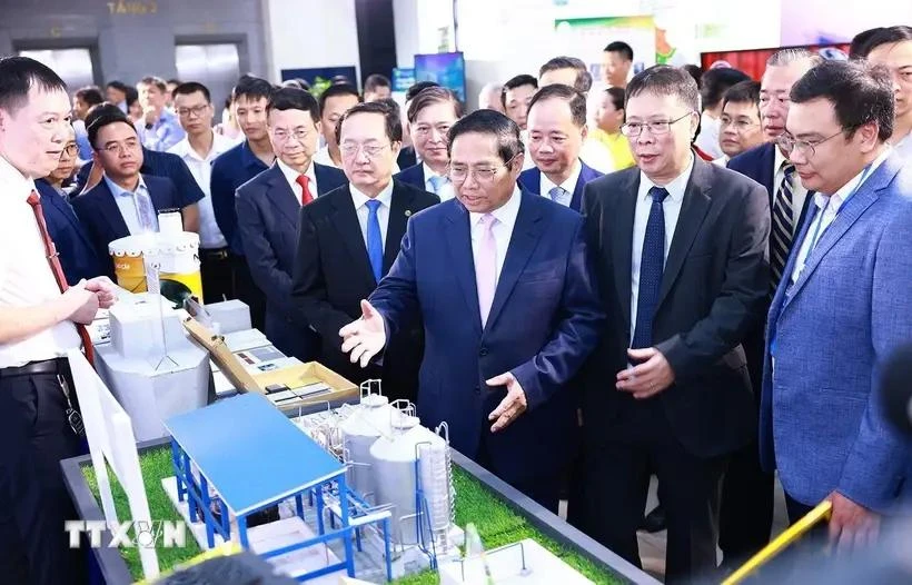 Prime Minister Pham Minh Chinh visits the display of science and technology applied products (Photo: VNA)