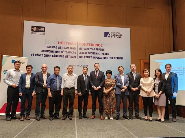 Distinguished guests and speakers take a group photo during the 'Vietnam 2045 Report' conference on May 21 (Photo: VNA)