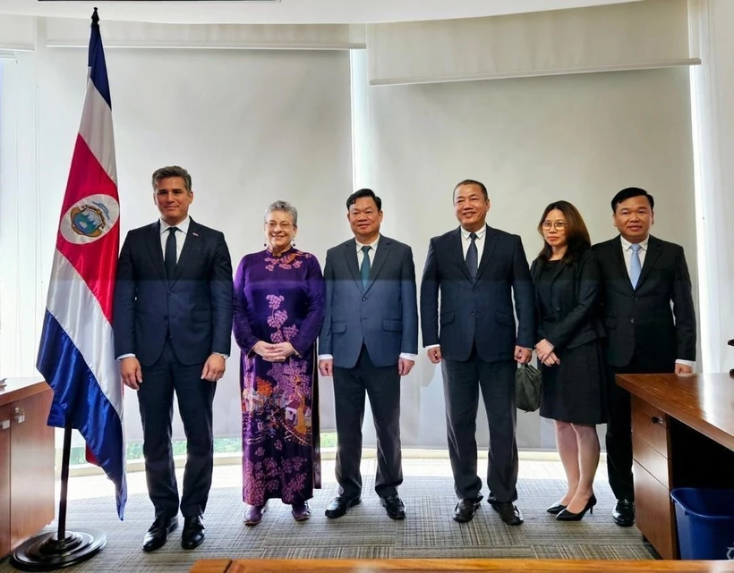 The Vietnamese delegation and members of the ruling Social Democratic Progress Party. (Photo: VNA)