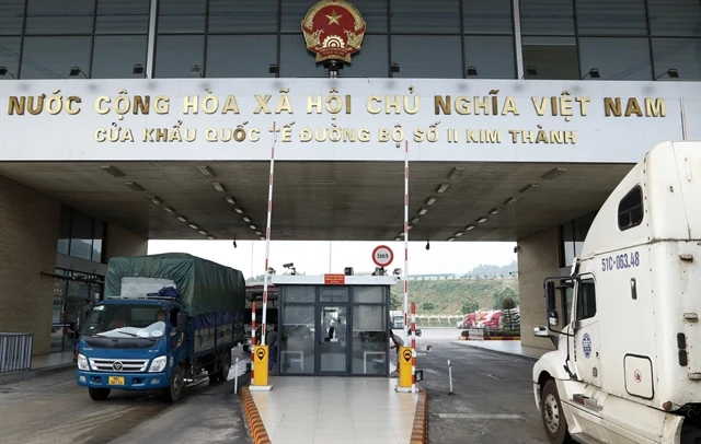 Vehicles transport goods to China via Kim Thanh International Road Border Gate No 2 in Lao Cai province. (Photo: VNA)