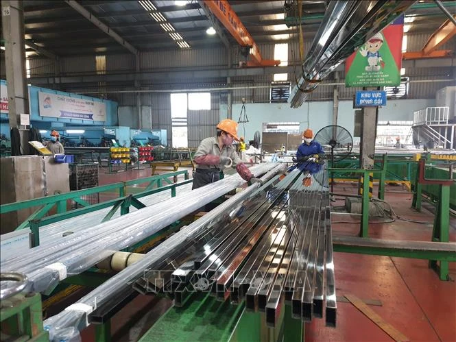 Workers at the Dong Anh Industrial Park. (Photo: VNA)