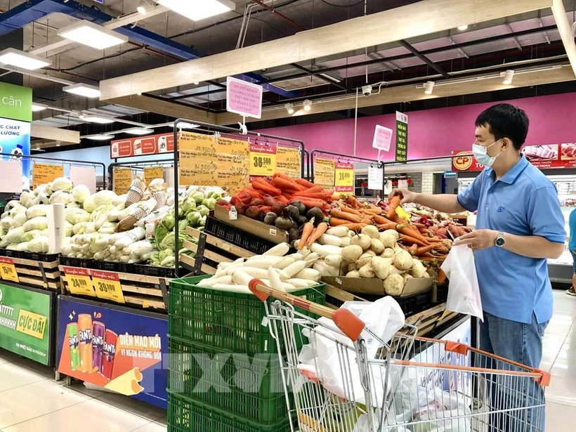 A shopper at a supermarket in Ho Chi Minh City (Photo: VNA)