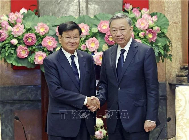 President To Lam (R) and Party General Secretary and President of Laos Thongloun Sisoulith (Photo: VNA)