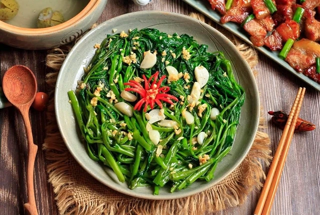 Rau muong xao toi (morning glory stir-fry) is included in top 100 Asian stir-fry dishes of TasteAtlas. (Photo: Com Nha Facebook)