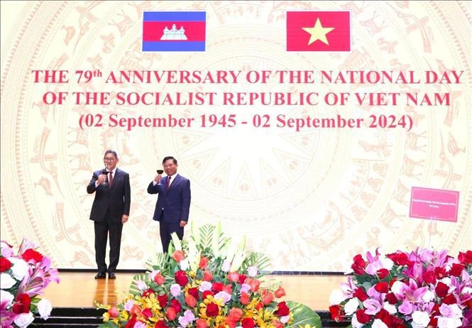 Vietnamese Ambassador to Cambodia Nguyen Huy Tang (R) and Cambodian Deputy Prime Minister and Minister of Foreign Affairs and International Cooperation Sok Chenda Sophea at the ceremony. (Photo: VNA)