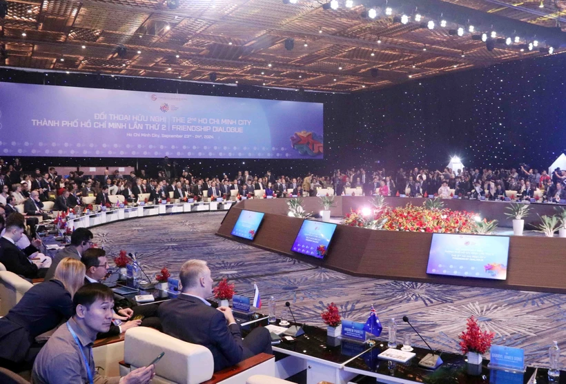 Thirty-five delegations from international localities that have set up friendship and cooperative relations with Ho Chi Minh City attend the friendship dialogue. (Photo: VNA)