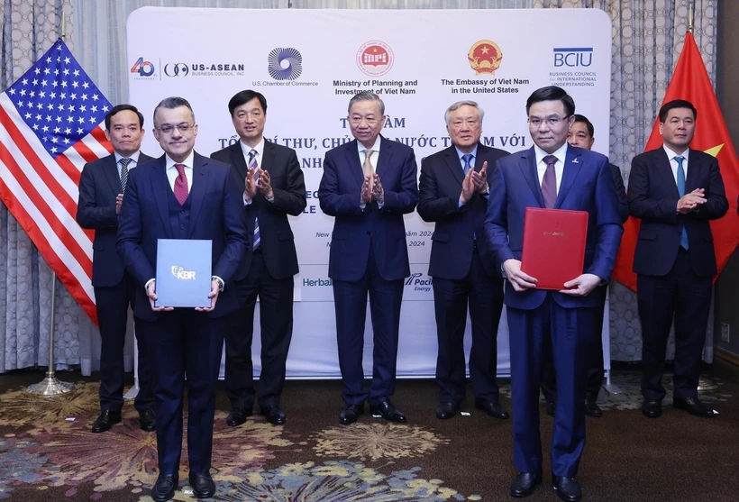 Party General Secretary and President To Lam witnesses the exchange of the MoU between Petrovietnam and Kellogg Brown & Root. (Photo: Petrotimes)