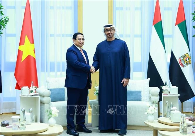 Prime Minister Pham Minh Chinh (L) shakes hands with President of the UAE Mohamed bin Zayed Al Nahyan. (Photo: VNA)