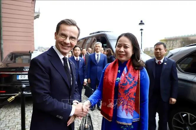 Swedish Prime Minister Ulf Kristersson (L) shakes hands with Vietnamese Vice State President Vo Thi Anh Xuan (Photo: VNA)