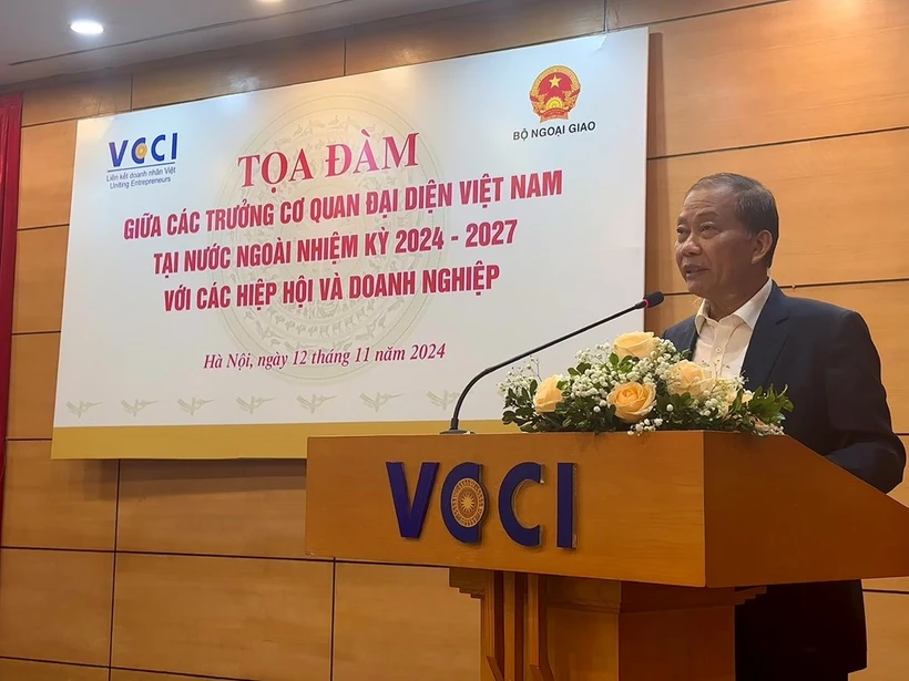 Vice Chairman of the Vietnam Chamber of Commerce and Industry (VCCI) Hoang Quang Phong speaks at the event. (Photo: VNA)