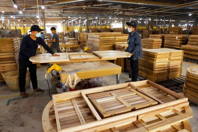 Workers at a furniture manufacturing company in Binh Dinh Province. The UK – Vietnam Free Trade Agreement is one the key drivers of growth in timber and wood product exports to the UK. (Photo: VNA)