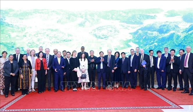 PM Pham Minh Chinh and winners of 2024 VinFuture Prize (Photo: VNA)