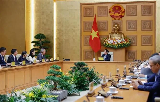 Prime Minister Pham Minh Chinh welcomes a delegation of leaders from 18 major Chinese enterprises of the Zhang and Yan clans in Hanoi on December 9. (Photo: VNA)