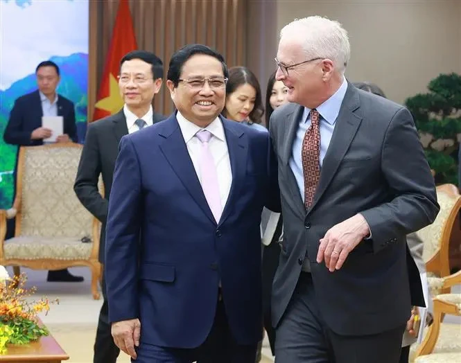 PM Pham Minh Chinh (L) and SIA Chairman John Neuffer (Photo: VNA)