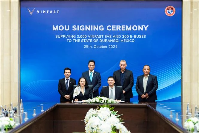 Pham Thuy Linh, Deputy Global CEO of VinFast (sitting on the left) and the Representative of Durango Drivers' Union at the MoU signing ceremony. (Photo: VNA)