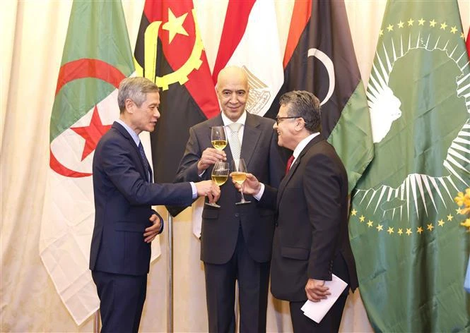 Assistant to the Minister of Foreign Affairs Nguyen Minh Vu (left), Moroccan Ambassador Jamale Chouaibi (centre) and Palestianian Ambassador Saadi Salama, who is also head of the diplomatic corps in Vietnam, toast at the ceremony on May 24. (Photo: VNA)