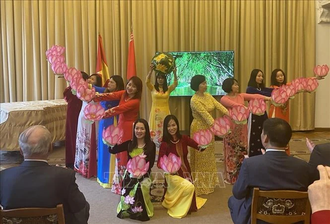 Overseas Vietnamese in Belarus perform at the ceremony. (Photo: VNA broadcasts)