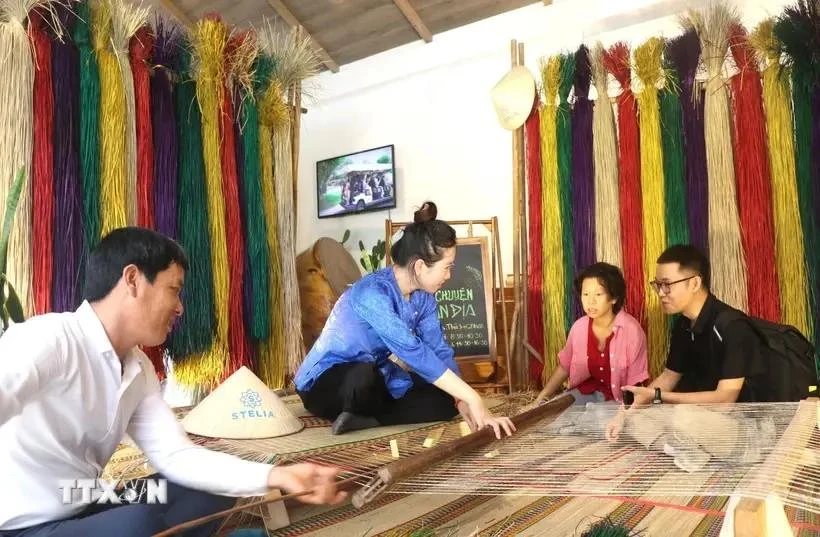 Phu Tan sedge mat craft village in Tuy An district, Quang Nam province, builds a rural tourism model associated with OCOP products. (Photo: VNA)