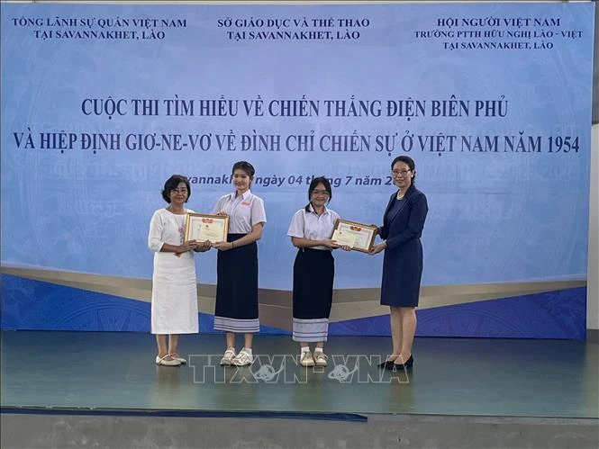 The organisers award one first prize, two second prizes, and three third prizes. (Photo: VNA)