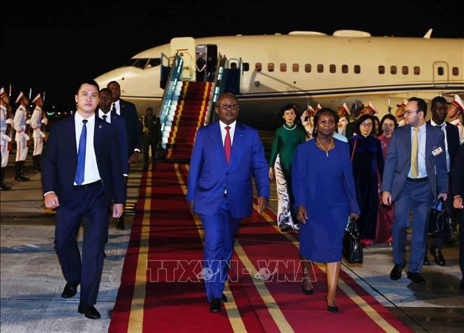 President of Guinea-Bissau Umaro Sissoco Embaló (C) and his spouse arrive in Hanoi on September 5 evening, starting a four-day official visit to Vietnam. (Photo: VNA)