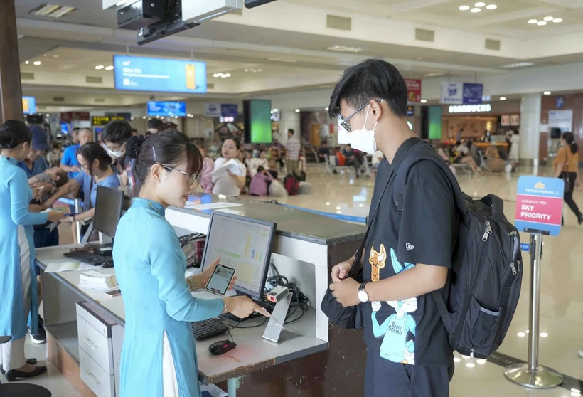 Passengers at Noi Bai International Airport (Photo: hanoimoi.vn)