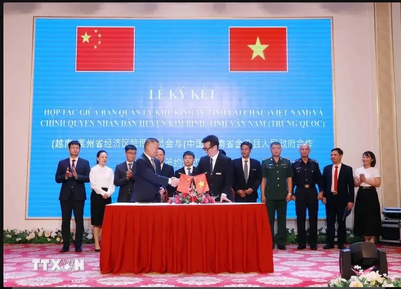 Lai Chau Economic Zone Management Board and the administration of Jinping district, China's Yunnan province sign a MOU in the northern province of Lai Chau, July 30. (Photo: 