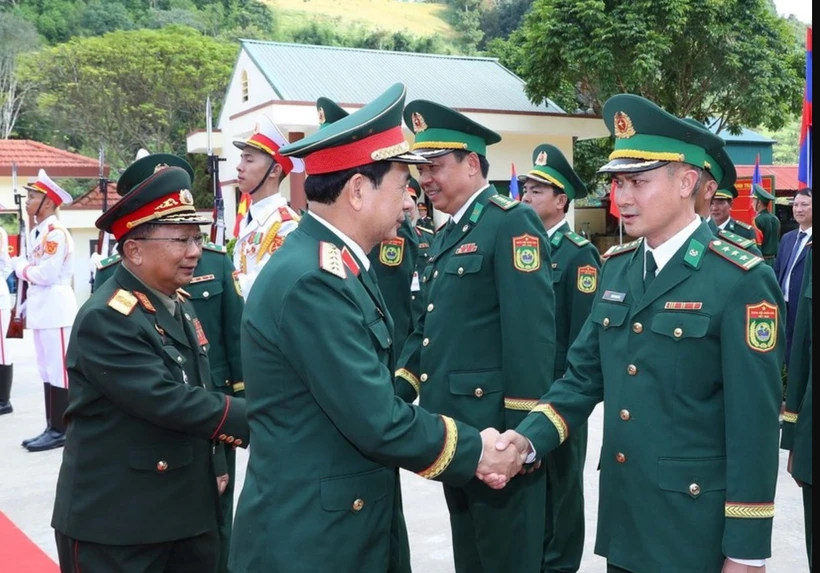 General Phan Van Giang, Deputy Secretary of the Central Military Commission and Minister of National Defence, and Lao Deputy Prime Minister and Minister of National Defence General Chansamone Chanyalath greets military officials at the second Vietnam-Laos border defence friendship exchange on October 22 (Photo: VNA)