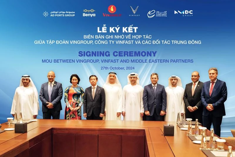 Vingroup Vice Chairpersons Le Thi Thu Thuy and Nguyen Viet Quang (third and fourth from left) with Middle Eastern partners at the MOU signing ceremony. (Photo: Vingroup)