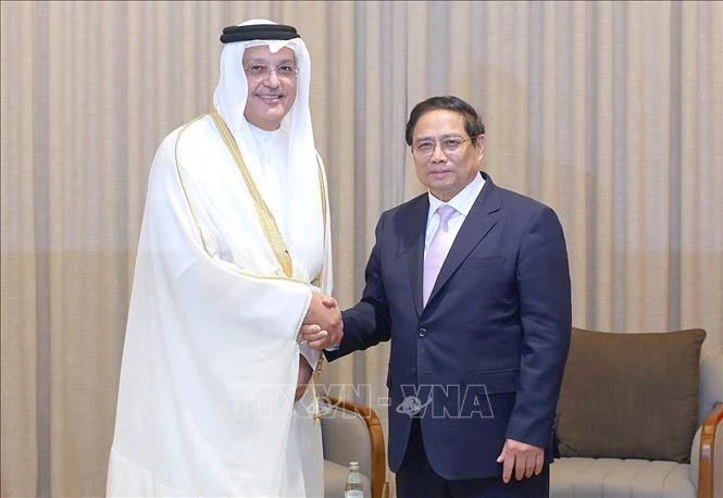 Vietnamese Prime Minister Pham Minh Chinh (R) receives Qatari Minister of Communications and Information Technology Mohammed bin Ali bin Mohammed Al Mannai in Doha on October 31. (Photo: VNA)