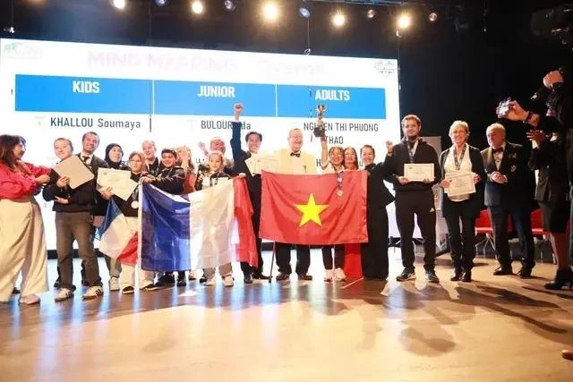 The Vietnamese team win the top place at the World Mindmap Championship 2024. (Photo: Thanh nien Newspaper)