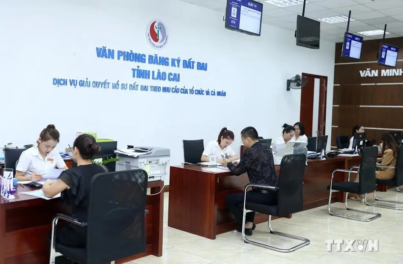 At the one-door administrative unit of the Public Administration Service Center in Lao Cai province (Photo: VNA)