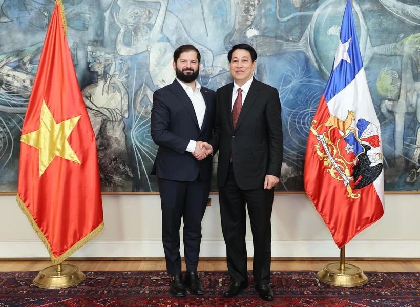 Vietnamese State President Luong Cuong (R) and President of Chile Gabriel Boric Font (Photo: VNA)