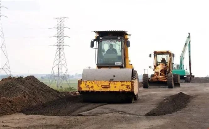 Work on the North-South expressway project is being accelerated. Together with the expressway, the high-speed railway is expected to meet transport demand and contribute to sustainably restructuring the transport market share along the North-South corridor. (Photo: VNA)