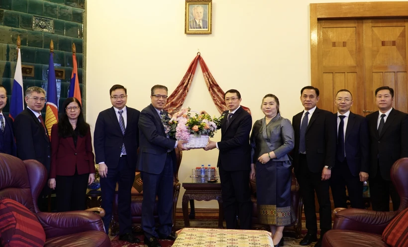 A delegation from the Vietnamese Embassy in Russia visits the Lao Embassy to congratulate the country on its 49th National Day. (Photo: VNA)