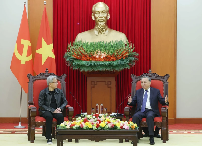 Party General Secretary To Lam (R) receives President and CEO of NVIDIA Jensen Huang in Hanoi on December 6. (Photo: VNA)