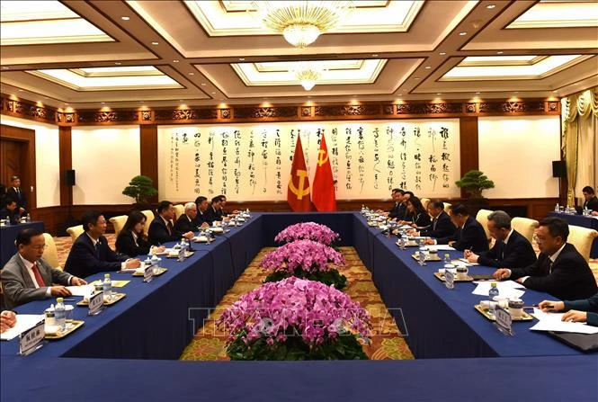 阮仲义一行与中共中央政治局委员、中央宣传部部长李书磊举行会谈场景。图自越通社